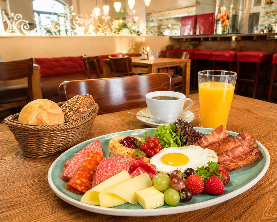 Frisch angerichtetes Frühstück im Restaurant Matzbach in Berlin-Kreuzberg