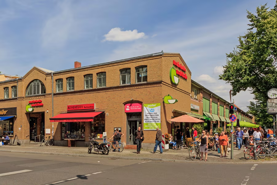 Blick in die historische Marheinekehalle mit ihren Marktständen in Berlin-Kreuzberg